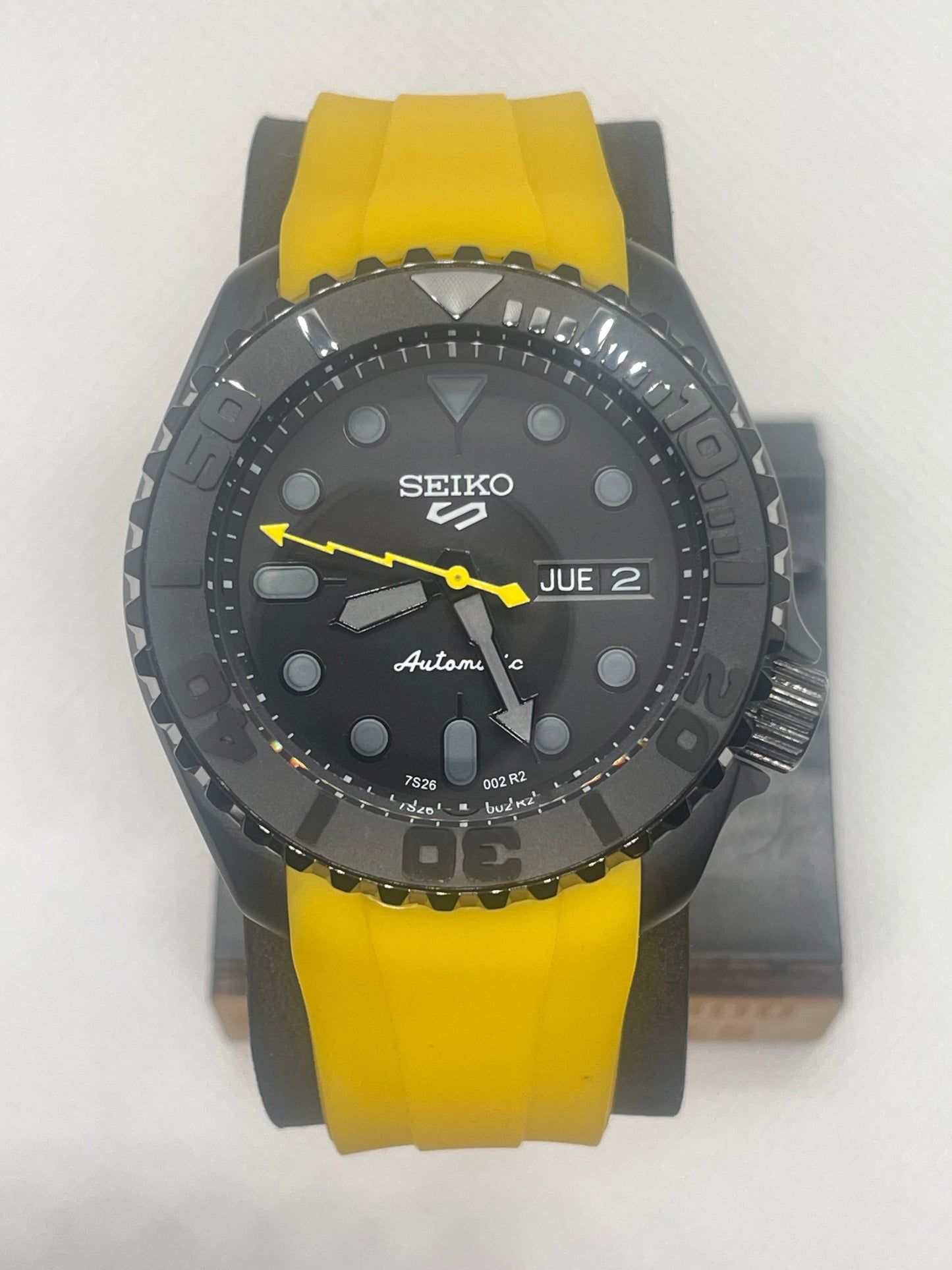 Seiko Mod SKX007 „Schwarz & Gelb“ (komplett individuelle Uhr)