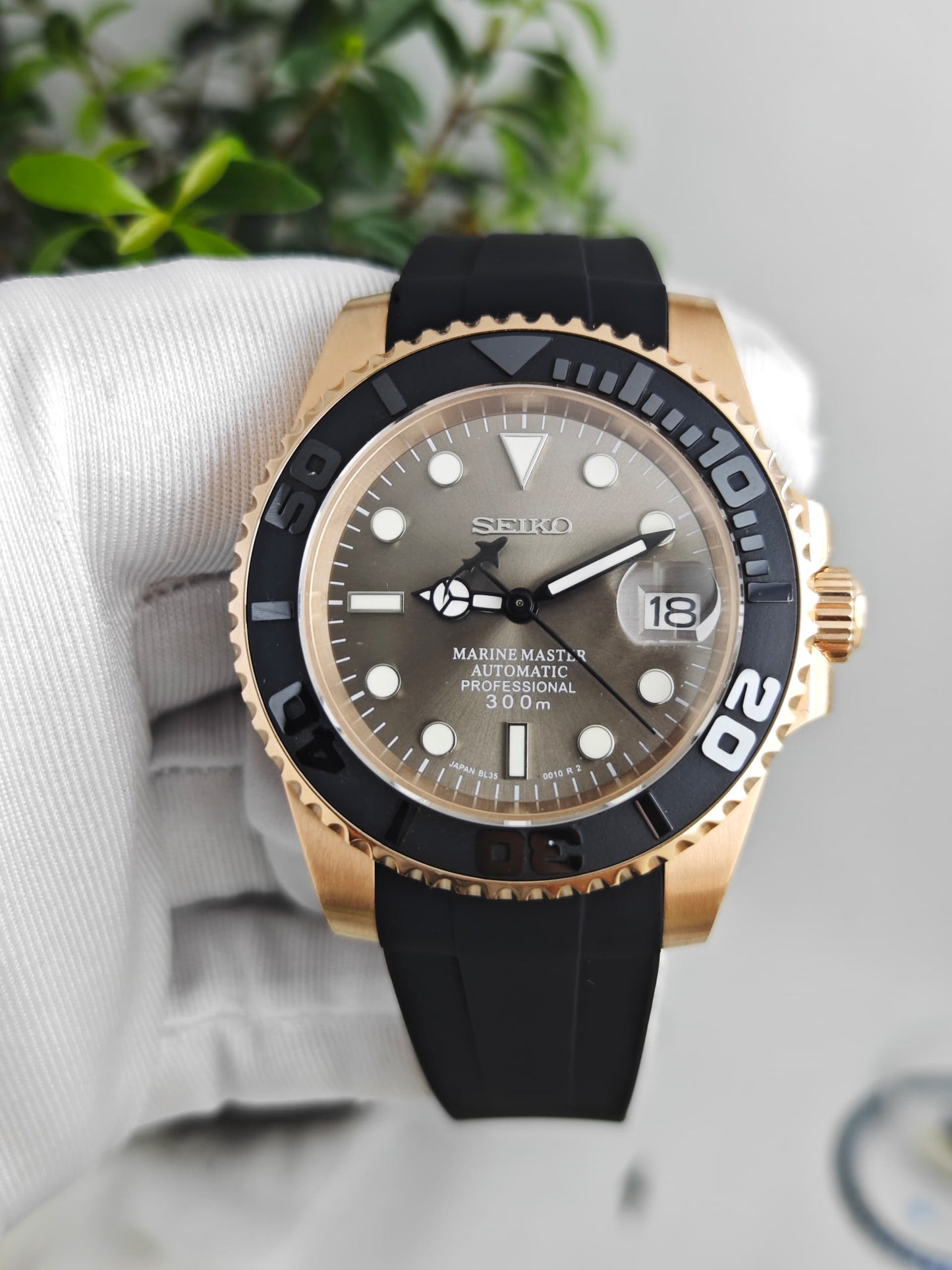Seiko Mod Yacht Master "Oro rosa y tiburón negro"