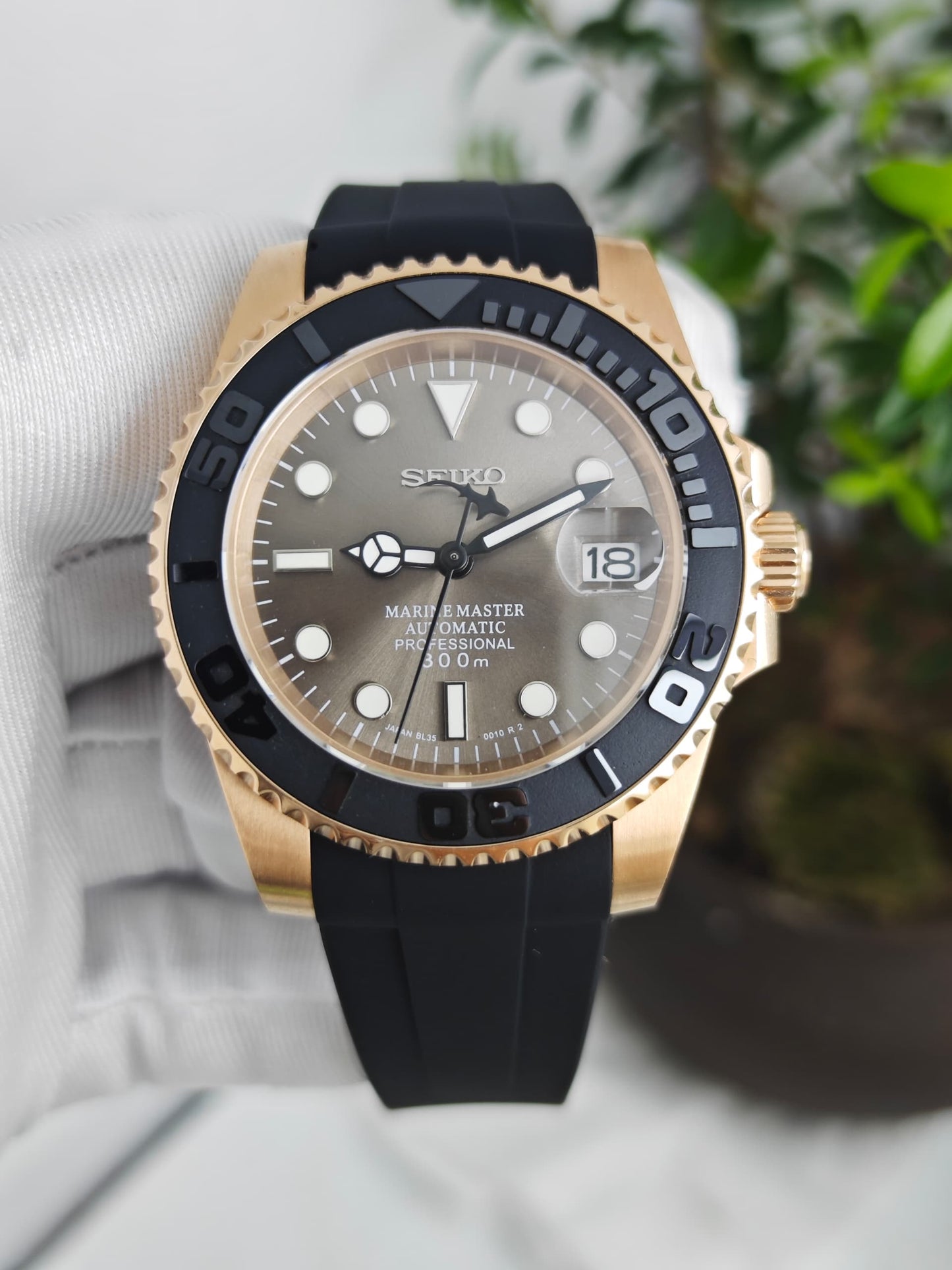 Seiko Mod Yacht Master "Oro rosa y tiburón negro"